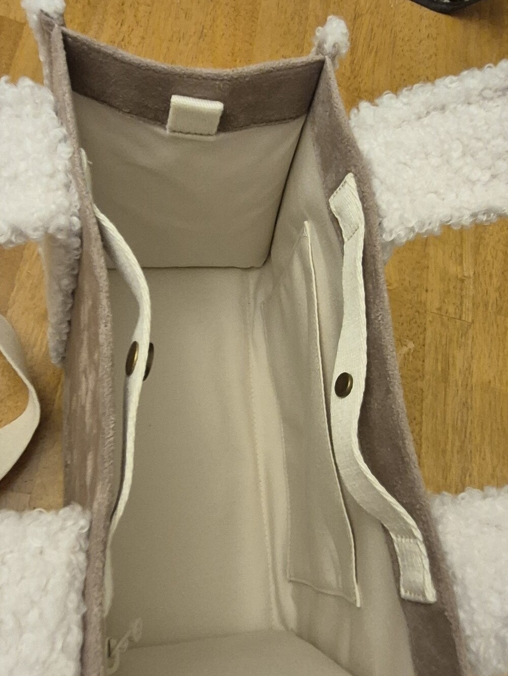Lululemon Oak Tan Ivory & Gold Hardware Shearling Trim Boxy Tote Bag 4.5L $148 R - Picture 10 of 11